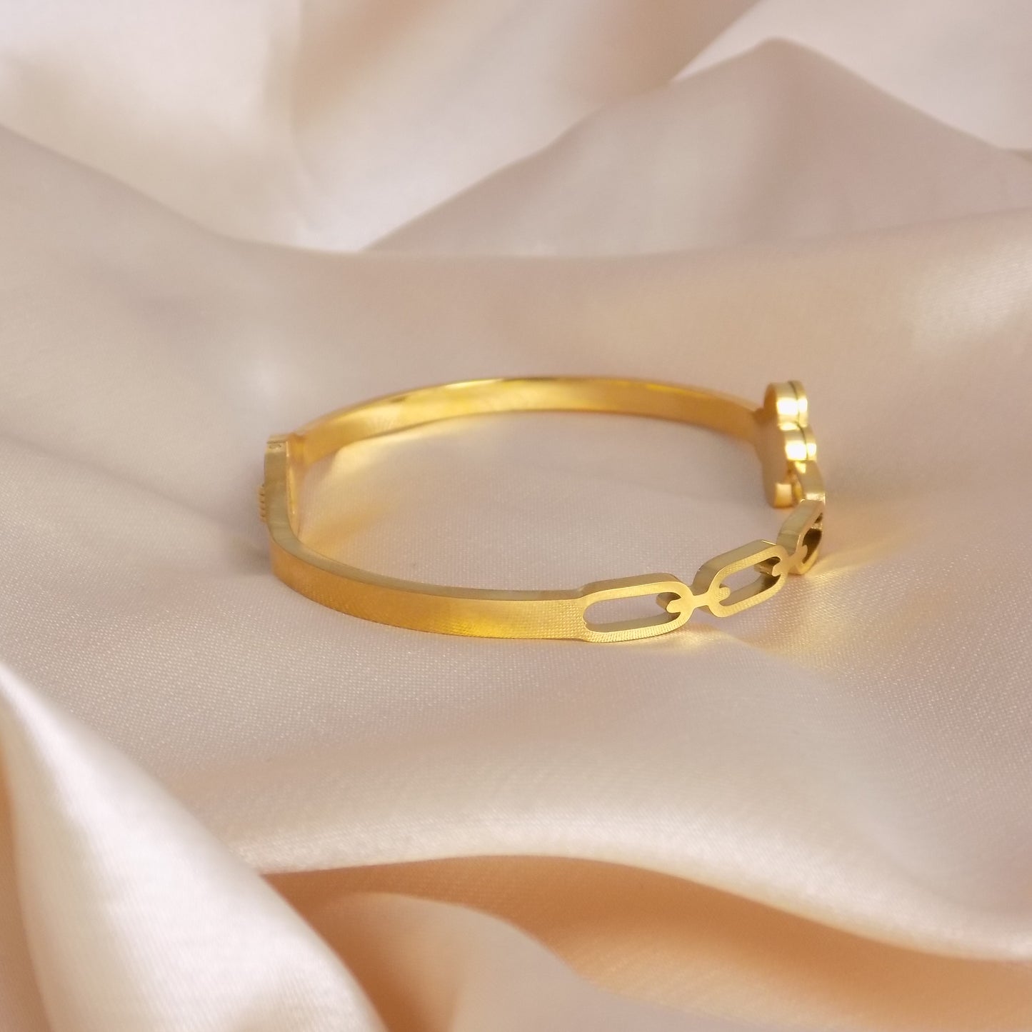 18K Gold Bangle Bracelet with Black Clover Flower and Paperclip Design Stainless Steel