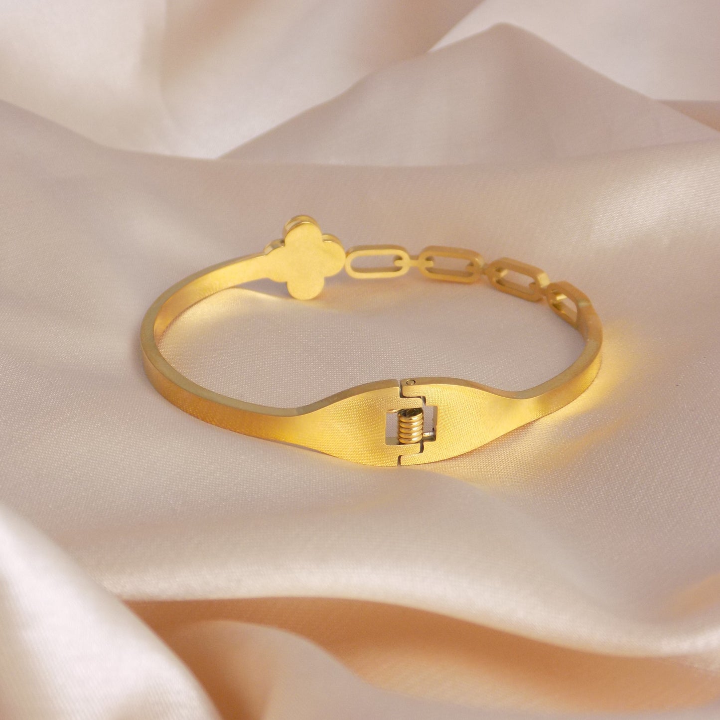 18K Gold Bangle Bracelet with Black Clover Flower and Paperclip Design Stainless Steel