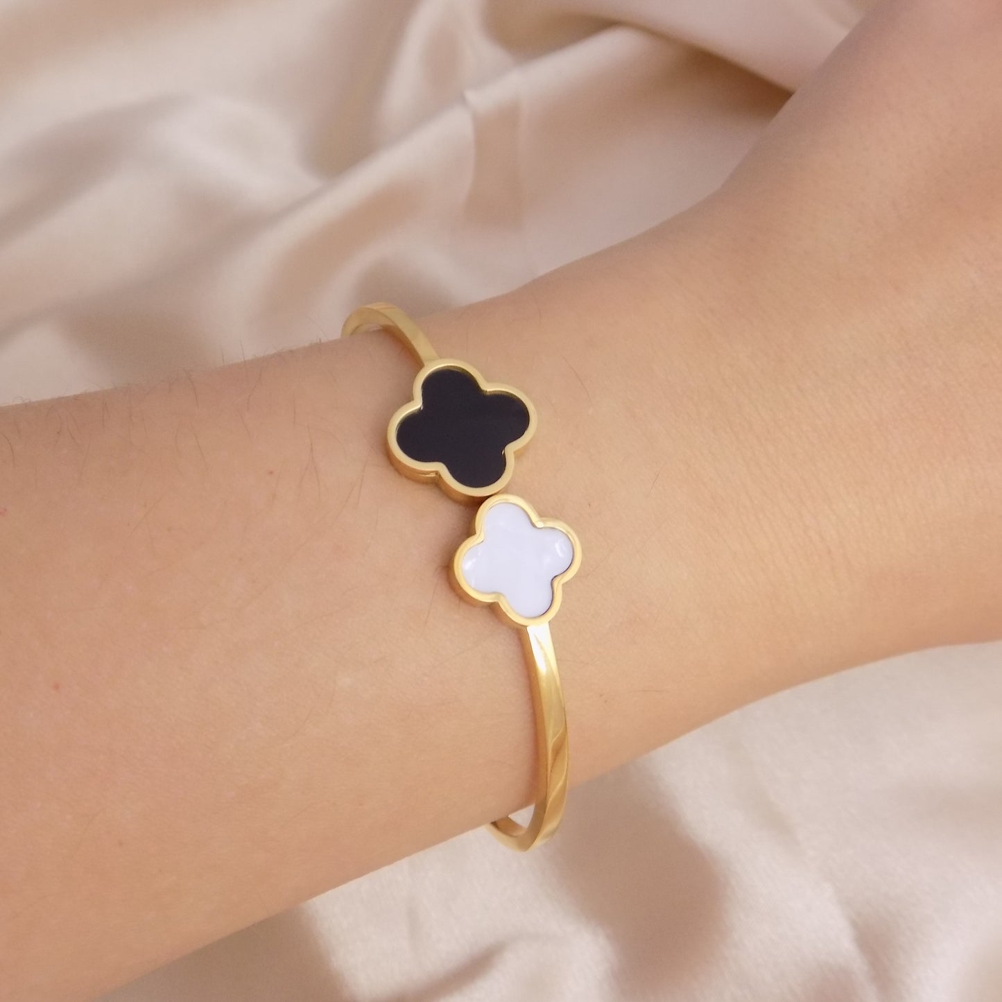 Black And White Clover Bangle Bracelet 18K Gold Stainless Steel - Modern Trendy Jewelry
