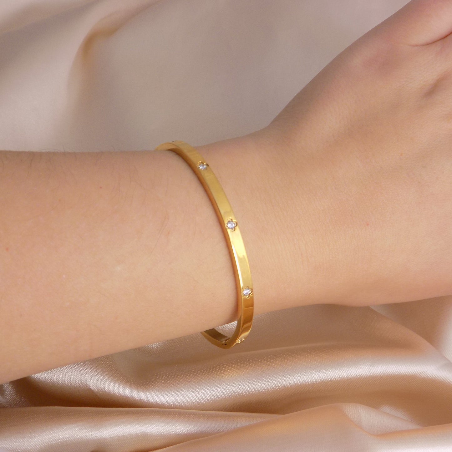 18K Gold Bangle Bracelet Clover Design with Cubic Zirconia Stones Stainless Steel