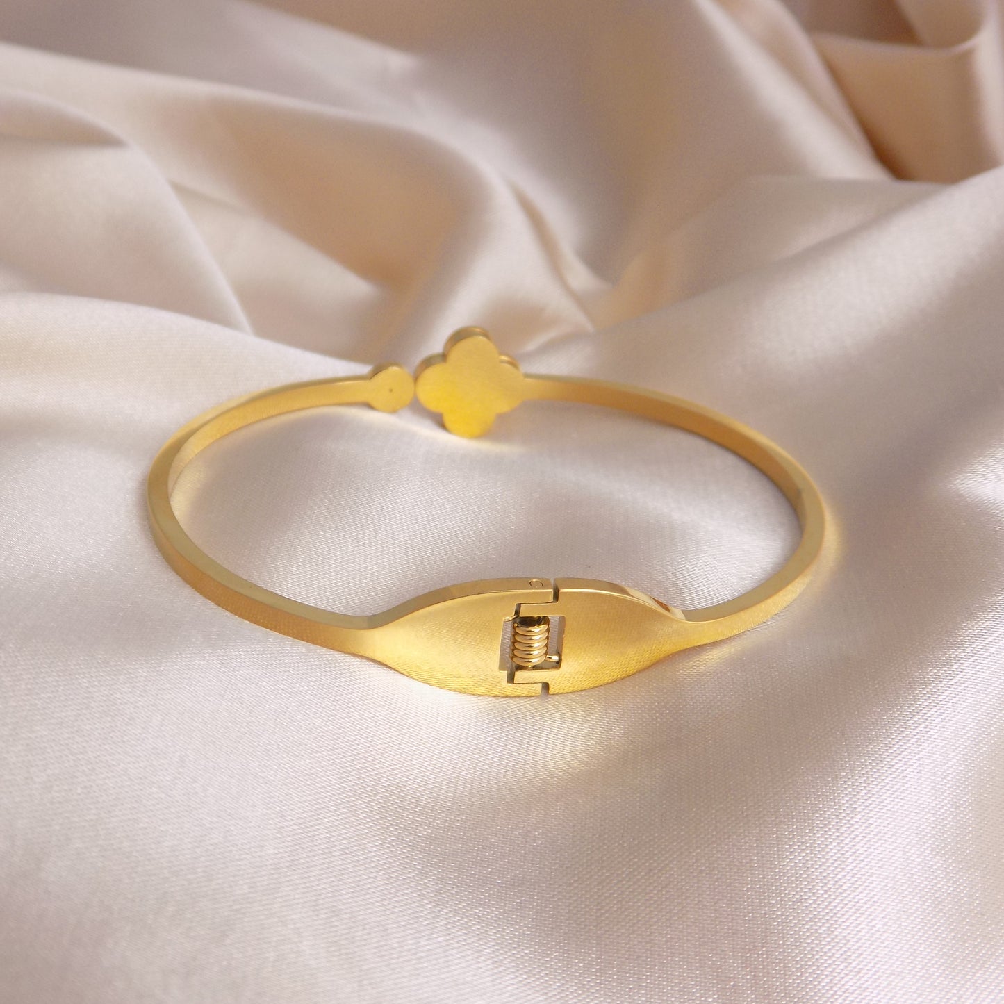 Mother of Pearl Clover Bangle Bracelet - 18K Gold Stainless Steel - Minimalist Jewelry