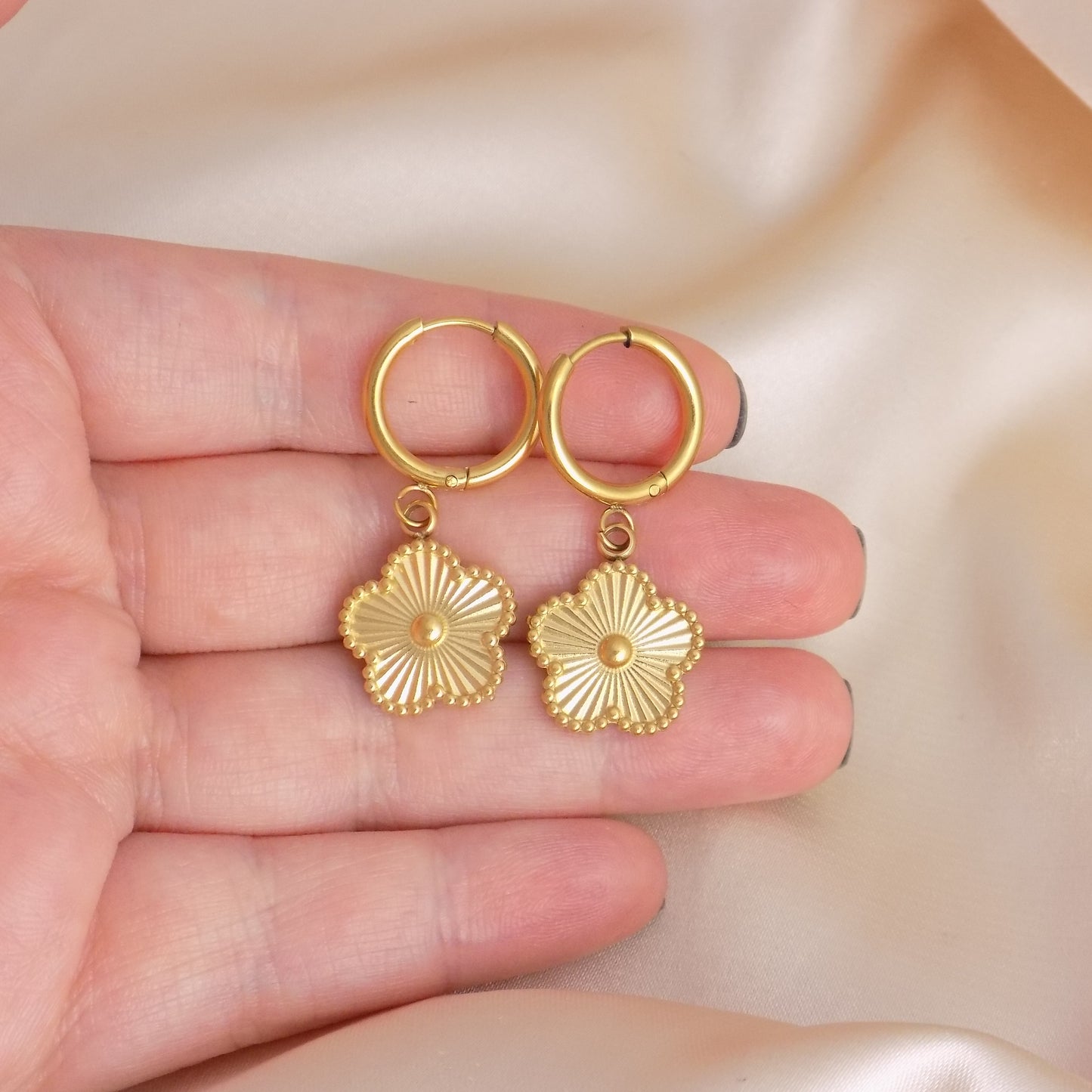 18K Gold Clover Hoop Earrings Gold Plated Stainless Steel Flower
