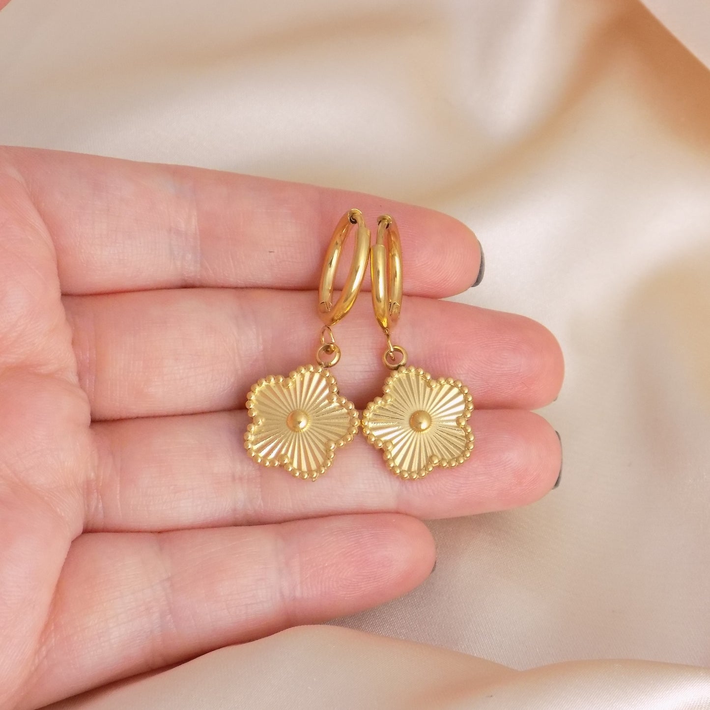 18K Gold Clover Hoop Earrings Gold Plated Stainless Steel Flower