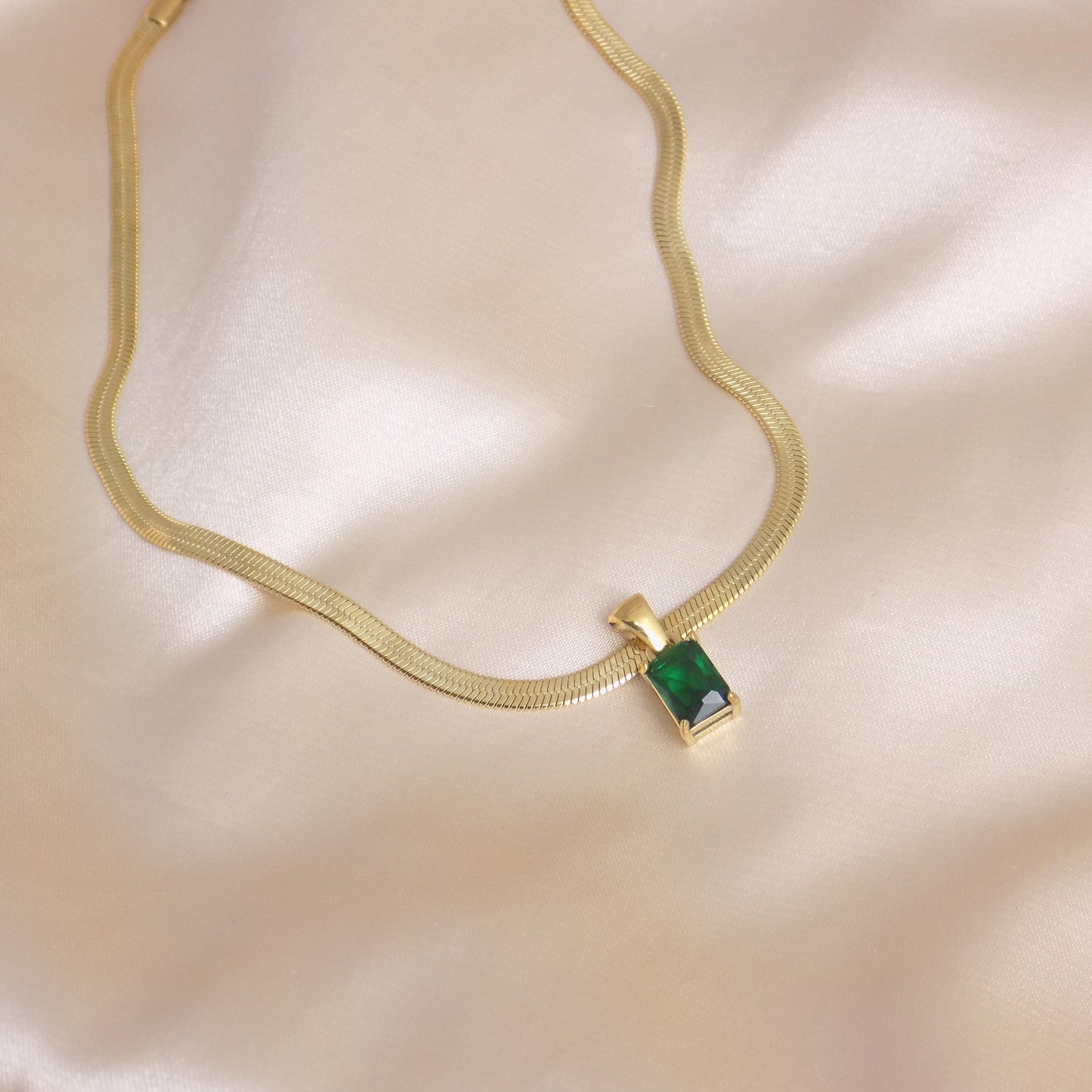 Gold Snake Chain Choker Necklace with Emerald Charm, Herringbone Chain, 18K Gold Stainless Steel, Modern Trendy, M7-115