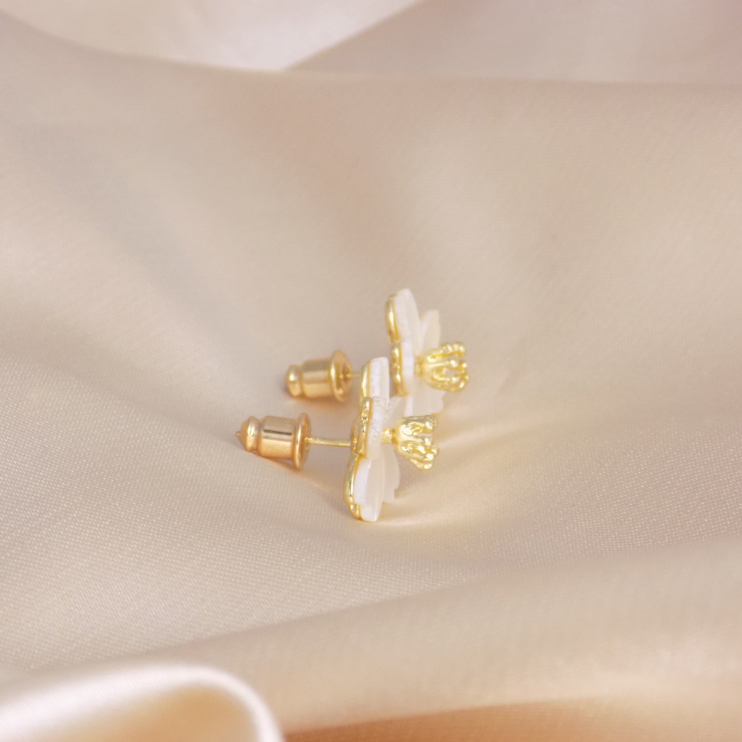 Mother of Pearl White Flower Stud Earrings 18K Gold Stainless Steel