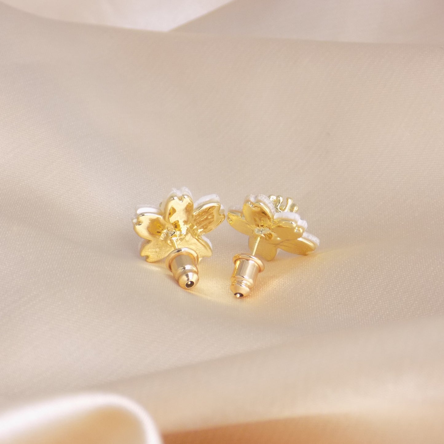 Mother of Pearl White Flower Stud Earrings 18K Gold Stainless Steel
