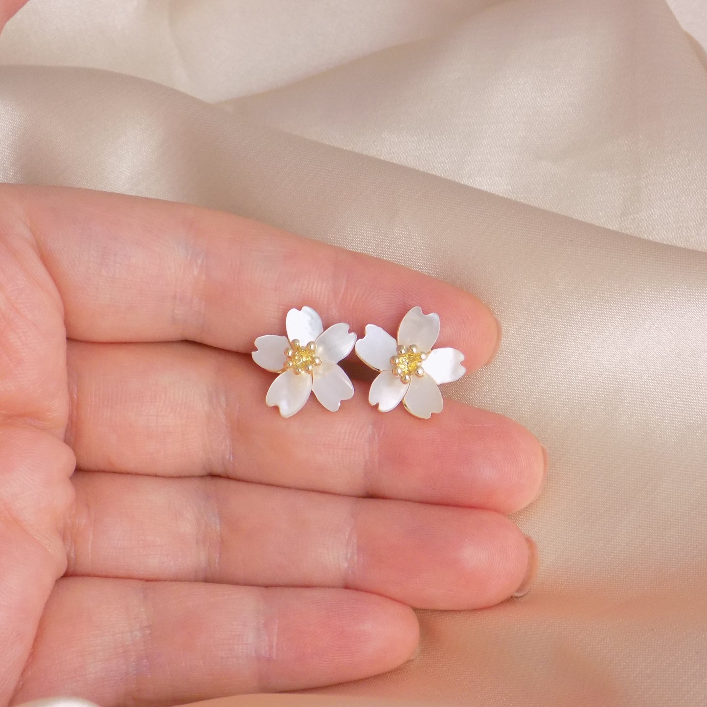 Mother of Pearl White Flower Stud Earrings 18K Gold Stainless Steel