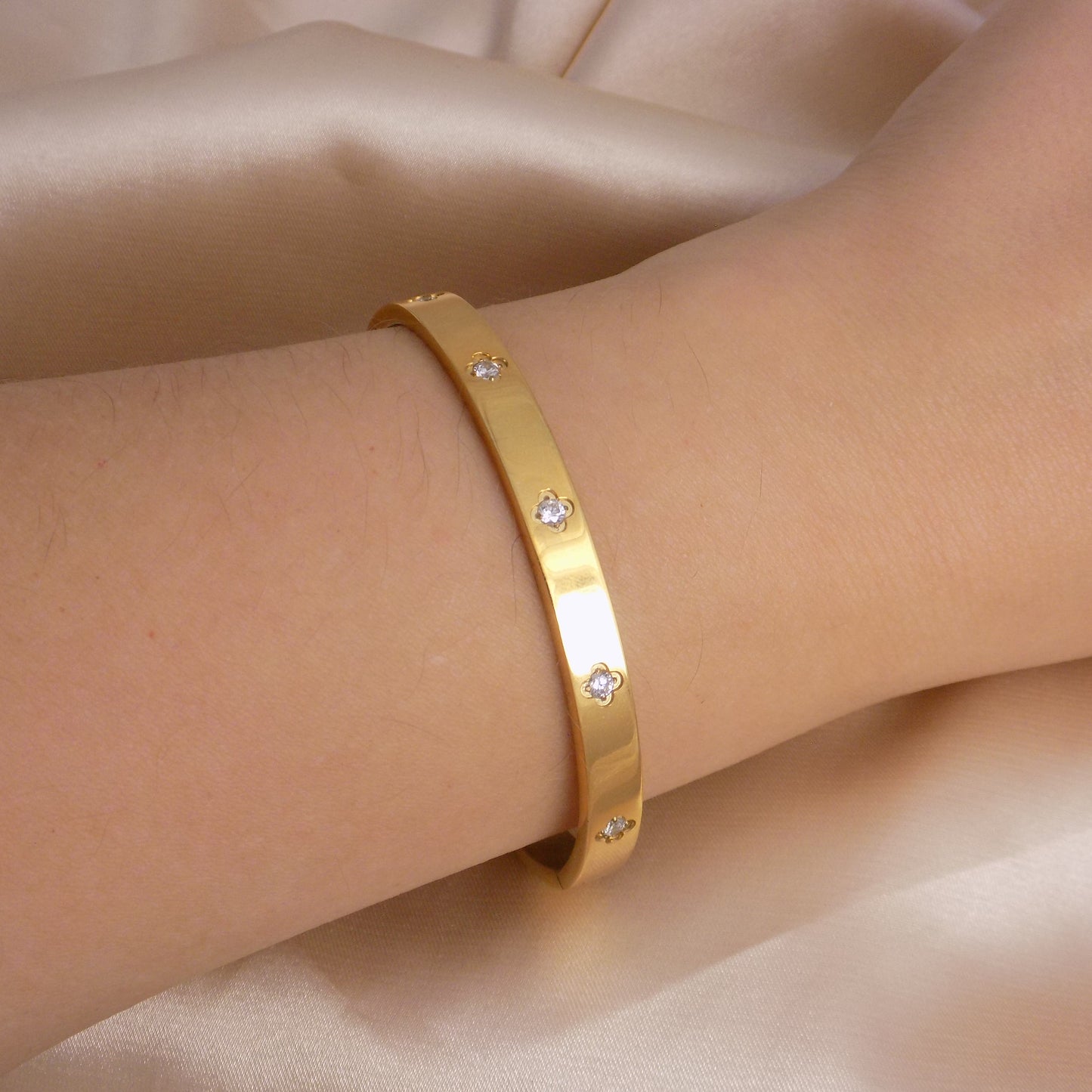 18K Gold Bangle Bracelet Cubic Zirconia Gemstones Four Leaf Clover Stainless Steel
