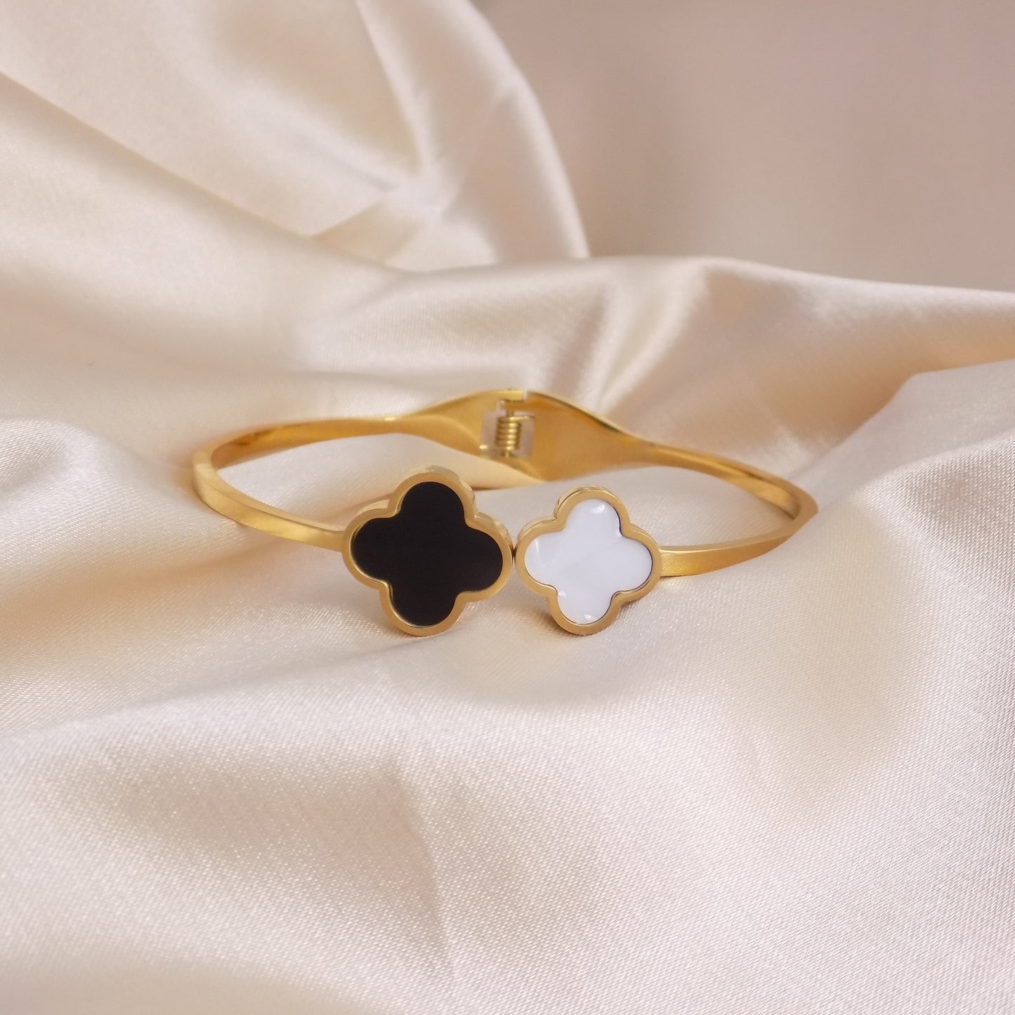 Black And White Clover Bangle Bracelet 18K Gold Stainless Steel - Modern Trendy Jewelry